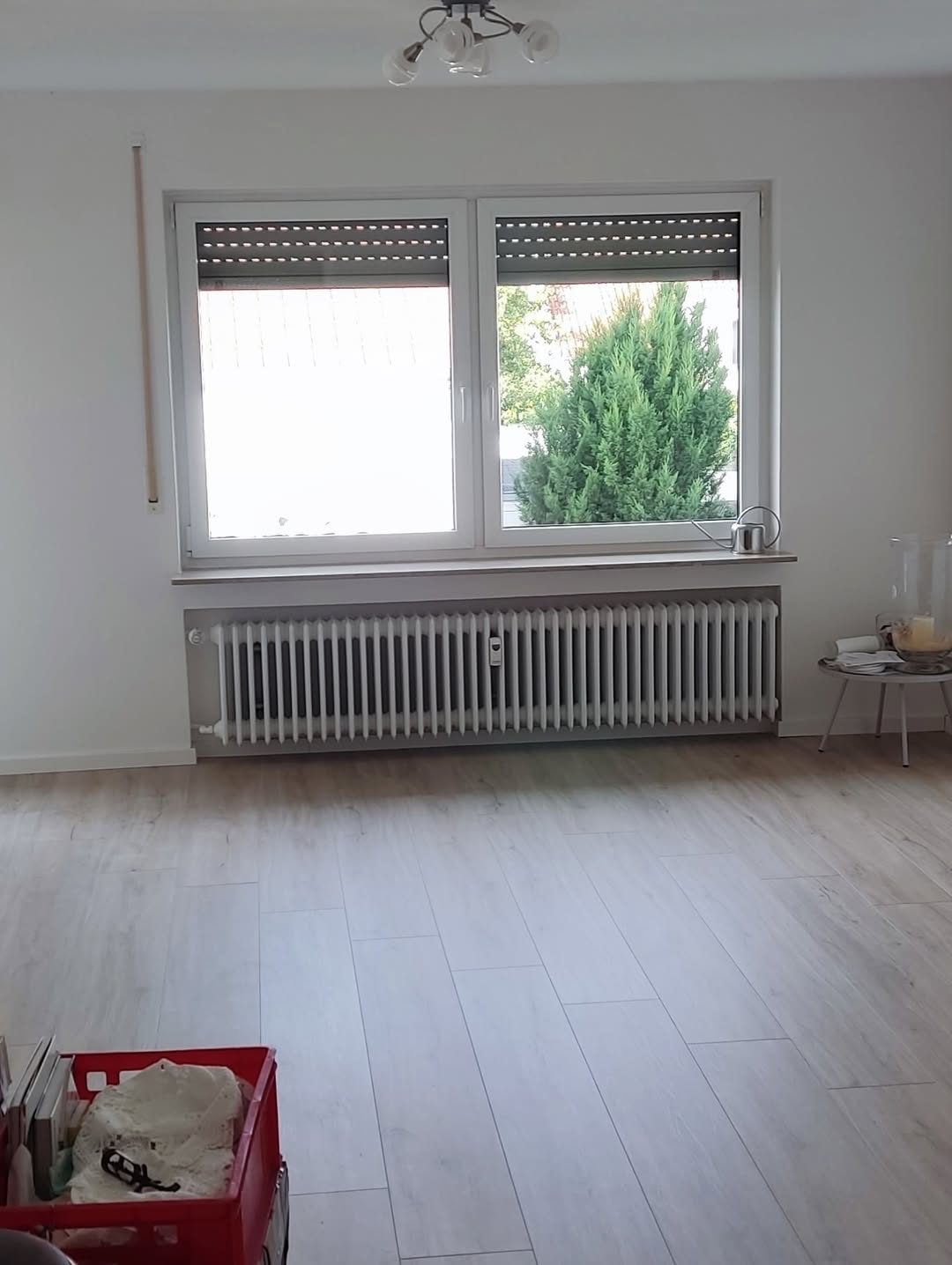 Wohnzimmer nach der Renovierung — heller Klick-Vinyl-Boden, frisch gestrichen