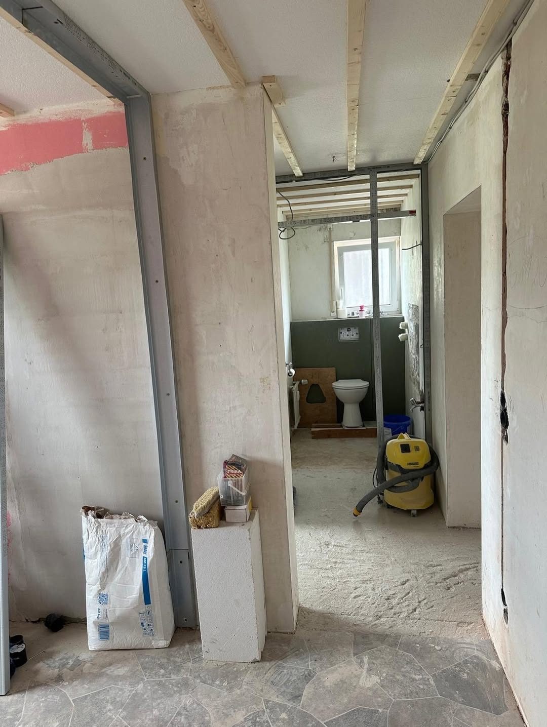 Flur und Bad vor der Sanierung — Rohbauzustand mit Trockenbau-Profilen